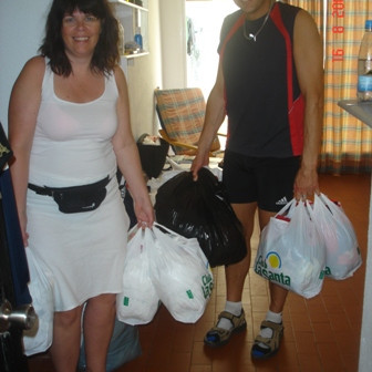 Á leið í þvottahúsið.