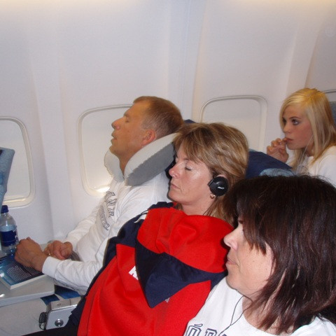 Þessi mynd var  tekin á útleiðinni og róar örugglega foreldra heima að sjá að fararstjórarnir hafa vakandi auga með börnunum öllum stundum :)