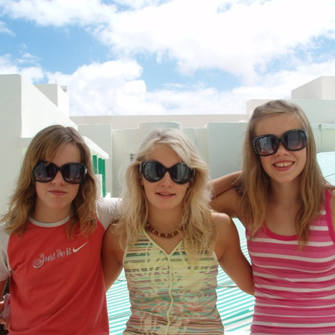 Sólgleraugnatískan á Lanzarote. Arna, Unnur og Elín.