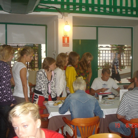 Örtröð hjá gjaldkeranum í morgunmatnum. Allir að fá pening fyrir daginn.