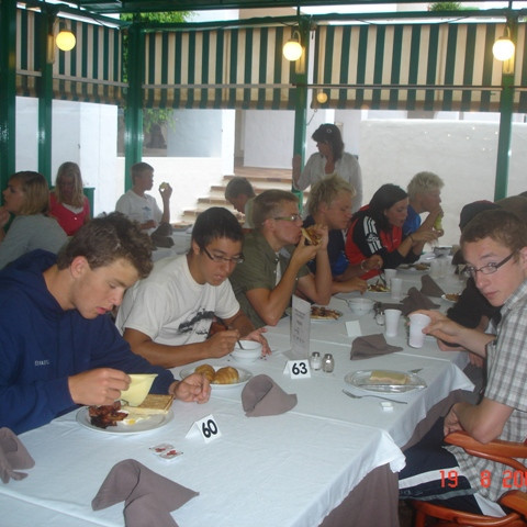 Einar o.fl. í matsalnum.