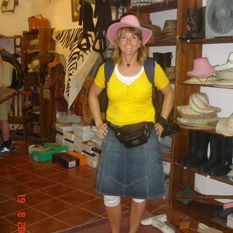 Formaðurinn í kúrekabúð í Teguise, í mergjuðum skóm og með hatt í stíl.