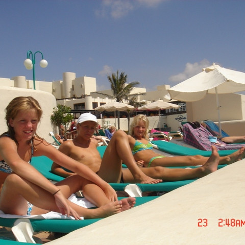 Slappað af í sólbaði í garðinum við Club La Santa.