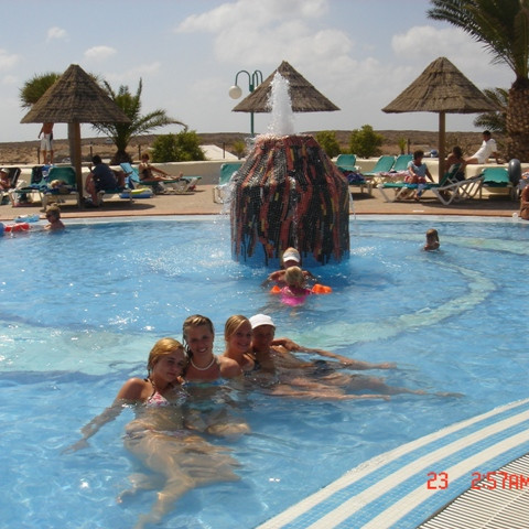 Búnar að ná Freysteini í laugina.