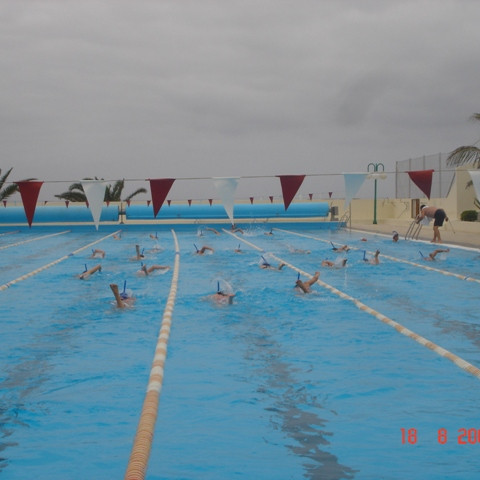 Fá landæfingu - synt með annan fótinn uppúr.