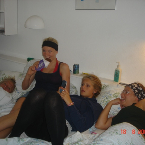 Tryggvi að hafa það huggulegt með stelpunum.