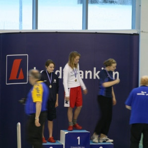 Karen Konn fær gull fyrir 800 skrið.