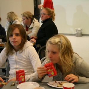 Arna og Unnur næra sig.