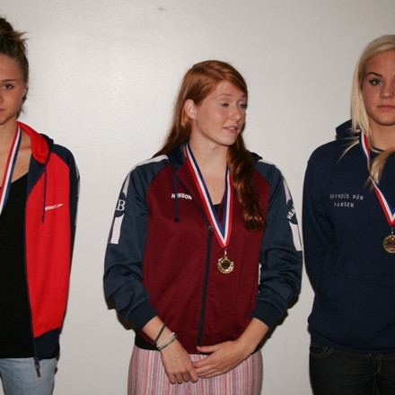 100 bak. Hildur, Soffía og Bryndís, sem tók við  verðlaunum fyrir Erlu Hrönn.