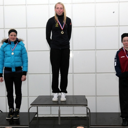 100 skrið. Dóra Sigga Inga Elín og Jóhanna, sem tók við verðlaunum fyrir Soffíu.