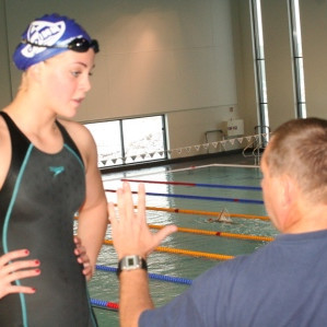 Bryndís ræðir málin við Vlad.