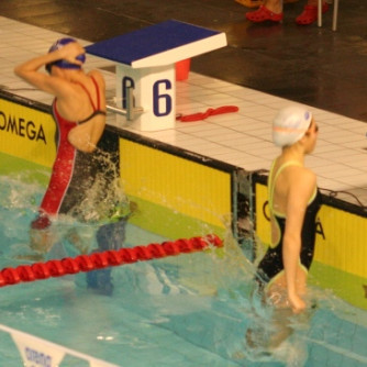 ...og hoppar ofaní laugina.