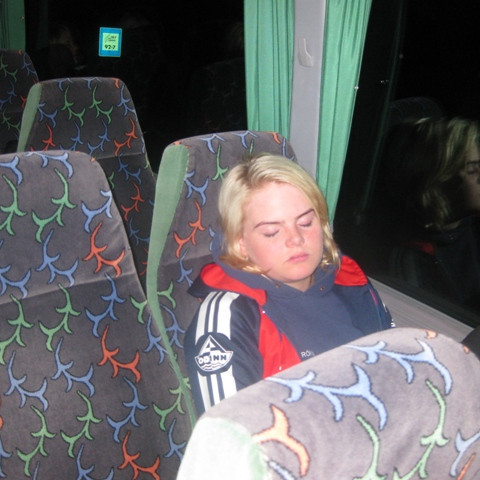 Erla Hrönn afslöppuð í rútunni.