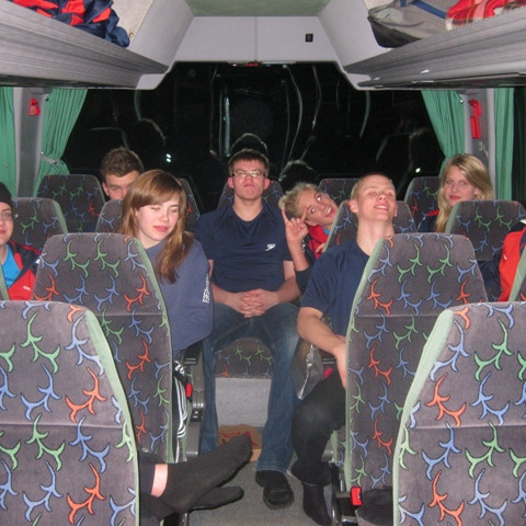 Í rútunni á suðurleið. Allir í stuði.