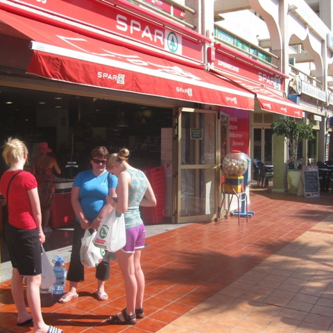 Beint í stórmarkað að kaupa vatn.