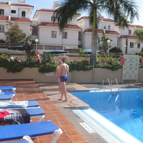 Í sundlaugargariðinum.