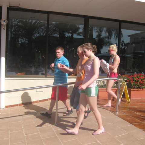 Í sundlaugargariðinum.