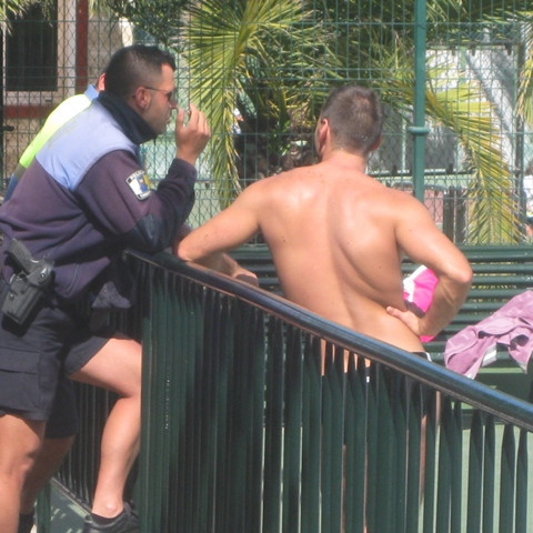 Sundlaugarverðirnir á tenerife eru við öllu búnir.