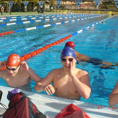 Strákarnir kannski ekki of sáttir við sundhetturnar.