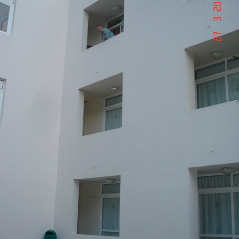 Fararstjóri í smá klandri, læstur út á svölum upp á 3ju hæð. ;-)