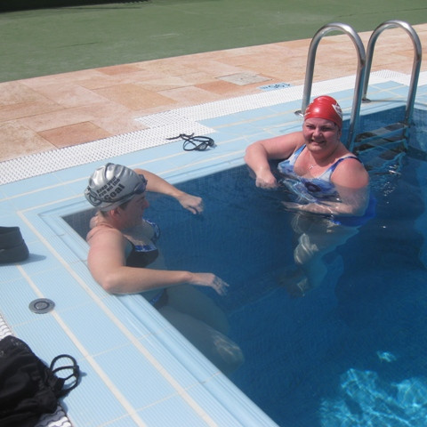 Fararstjórar á sundnámskeiði.