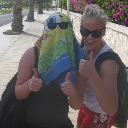 Erla og Bryndís bregða á leik.