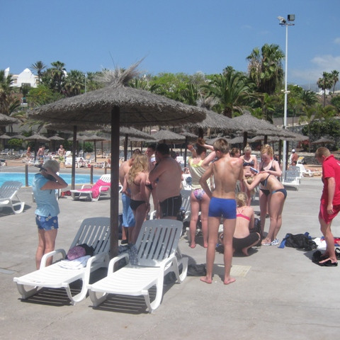 Mætt á svæðið og verið að maka sólvörn á liðið.