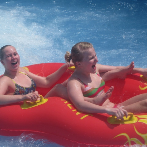 Júlía Rún og Auður skemmta sér.