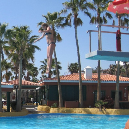 Sigurbjörg Ásta lætur sig vaða fram af stökkpallinum.