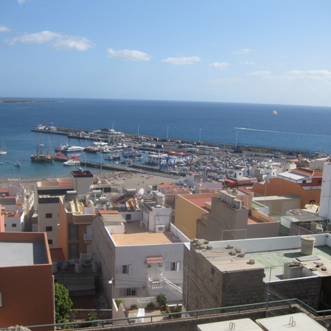 Sér yfir höfnina í Los Cristianos.