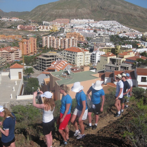 Komin upp fyrir byggðina í Los Cristianos.