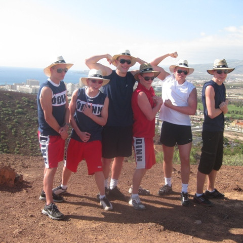Strákarnir keyptu sér allir þessa flottu hatta fyrir gönguferðina.