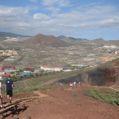 Á niðurleið. Sundlaugin okkar er við gulu bygginguna hægra megin við miðja mynd.