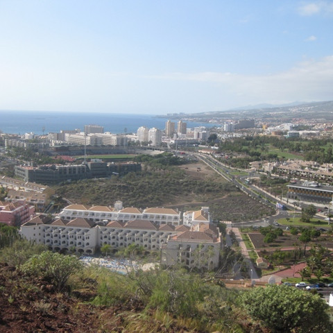 Efri hluti Amerísku strandarinnar, þar sem við búum. Íþrótatleikvangurinn og sér í golfvöllinn. Hótelið okkar er aðeins ofan og hægra megin við miðja mynd.