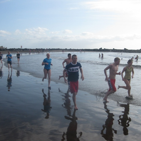 Hlaupið á ströndinni.