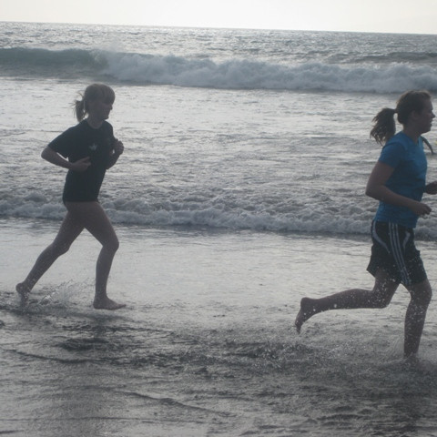 Hlaupið á ströndinni.