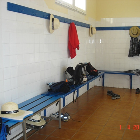 Í búningsklefa straákanna eru hattarnir hengdir samviskusamlega upp.