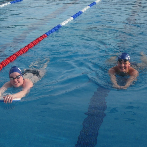 Guðrún og Ásta að synda.