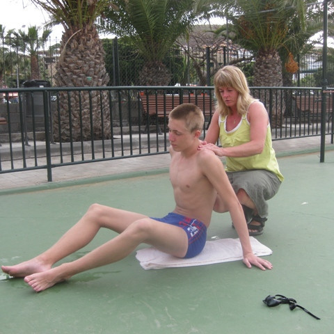 Aumir vöðvar. Helgi fær nudd hjá Ástu formanni.