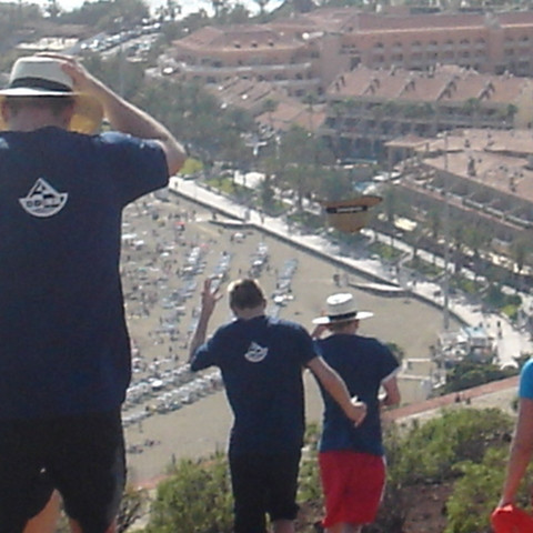 Hér er ein góð úr fjallgöngunni á dögunum. Strákarnir áttu í smá brasi við að hemja hattana á niðurleiðinni og ef grannt er skoðað má sjá hattinn hans Helga á hvolfi í háloftunum.