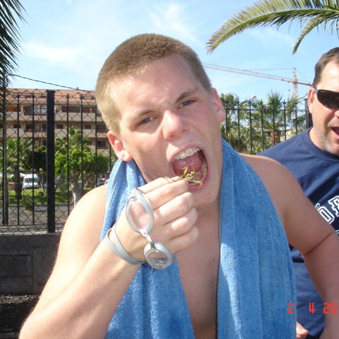 Baldur býr sig undir að smakka á engisprettunni, hvattur áfram af Vald.