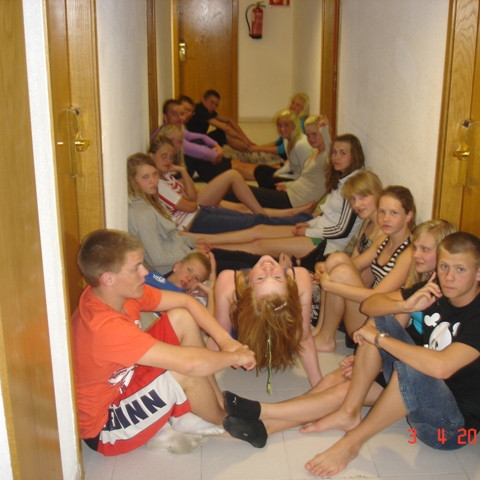 Fararstjórnarnir voru aðeins lengi að koma sér úr kvöldmat og þá beið öll hersingin fyrir utan dyrnar, klár á kvöldfund.