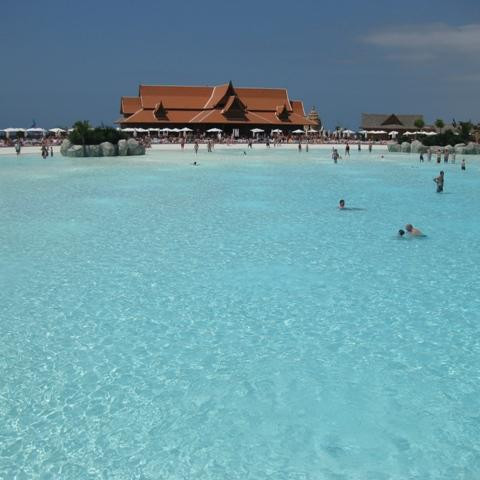 Öldulaugin og ströndin.