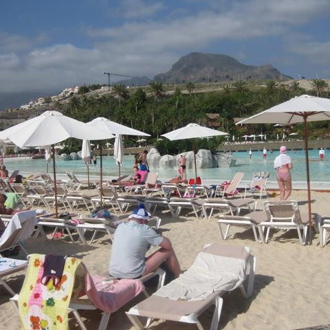 Ströndin í Siam Park er bara mjög fín, þótt hún sé upp í  miðju flalli.