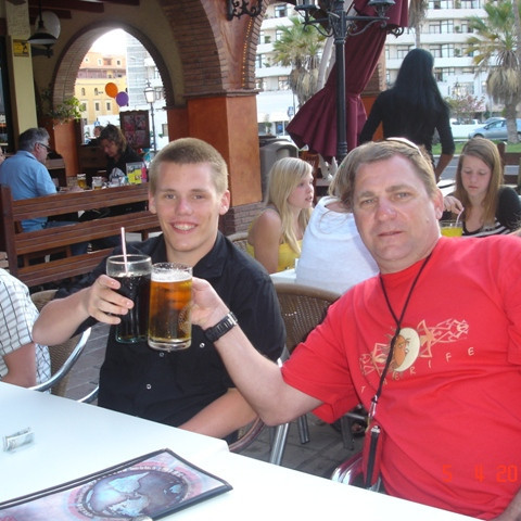 Komin út að borða. Baldur og Vlad skála.