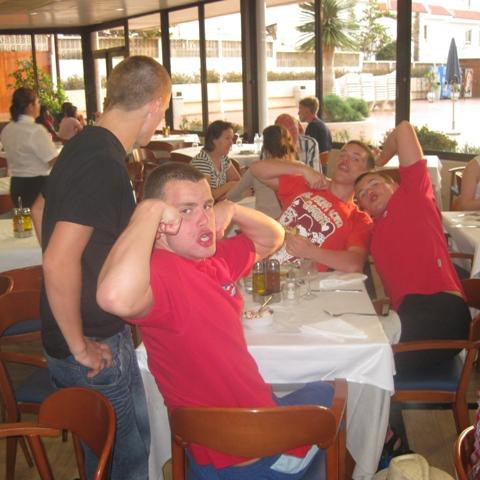 Í matsalnum. Strákarnir þjást af minnimáttarkennd sem fyrr.