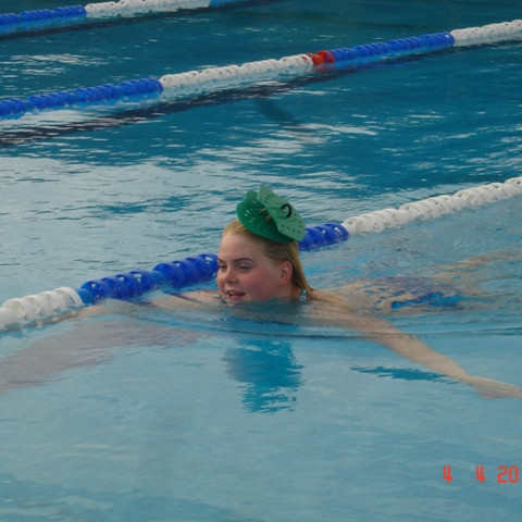 Erla að nota spaðana fyrir sundhettu - eða eitthvað.