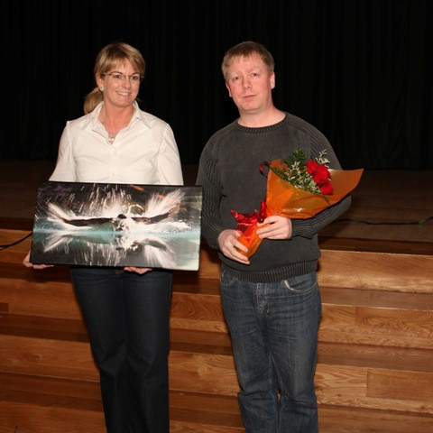 Sævar afhenti Óðni að gjöf verðlaunamyndina sem vann ljósmyndasamkeppni Evrópska sundsambandsins.