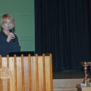 Formaðurinn býður alla velkomna.