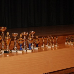 Laglegur hellingur af verðlaunagripum.